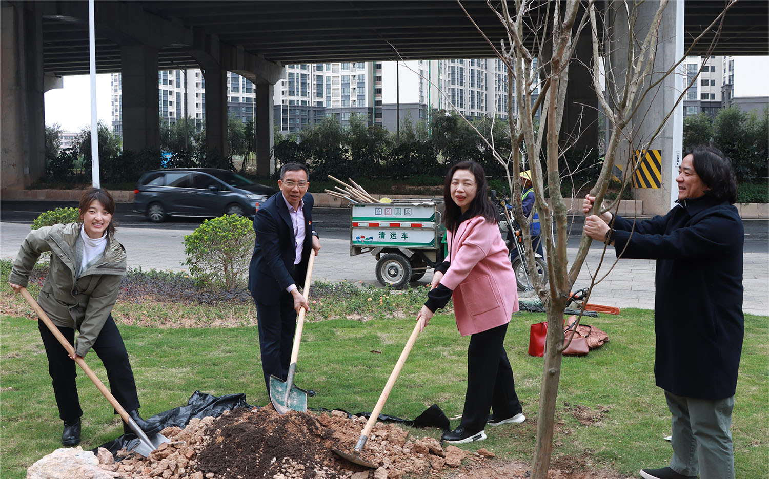 2.种下绿色希望 助力绿美凤山丨聚焦“百千万工程”共建共享绿美凤山认捐活动启动仪式 (2)